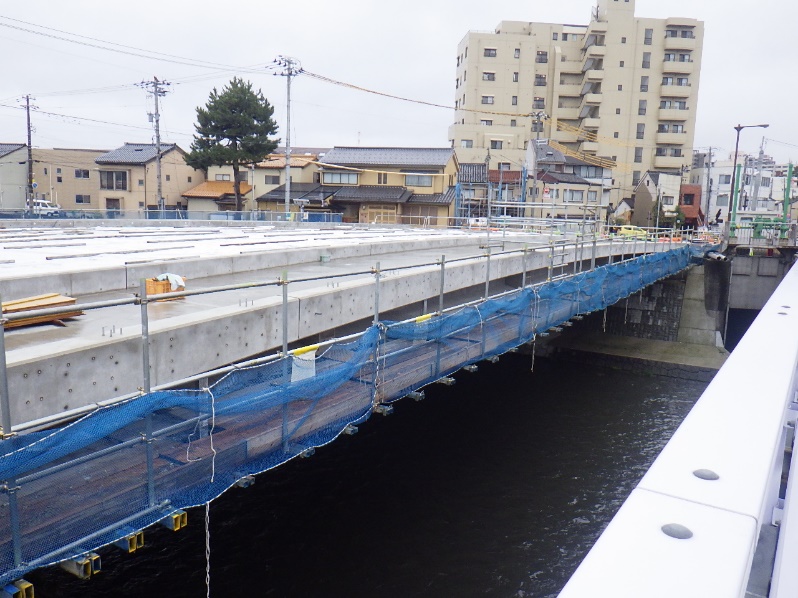 中島大橋架替工事に伴う配水本管及び配水管並びに中圧ガス管布設替工事